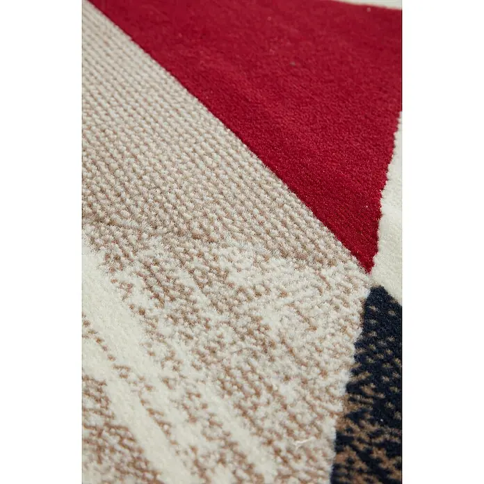 Alfombra de pelo corto Alpes - Granate, 100% polipropileno - Primer plano de una alfombra con patrones geométricos en rojo, beige, blanco y azul oscuro, resaltando textura y diseño.