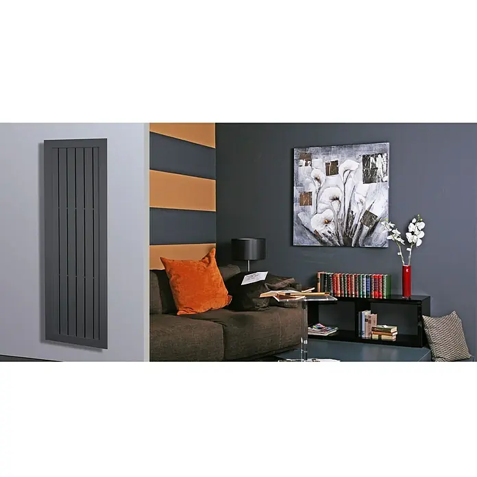 Szagato Designheizkörper Frame - B x H: 580 x 1.800 mm, Wärmeleistung bei Vorlauftemperatur von 75 °C (D: 50): 1.460 W, Moonstone-Grau - Grauer Heizkörper mit vertikalem Paneeldesign an einer Wand in einem modernen Wohnzimmer.
