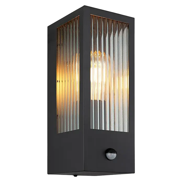 Globo Sensor-Außenleuchte Gundula - 60 W, L x B x H: 12 x 14 x 32 cm, Anthrazit - Nahaufnahme einer schwarzen Außenwandleuchte mit geripptem Glas und warmem Lichtschein.