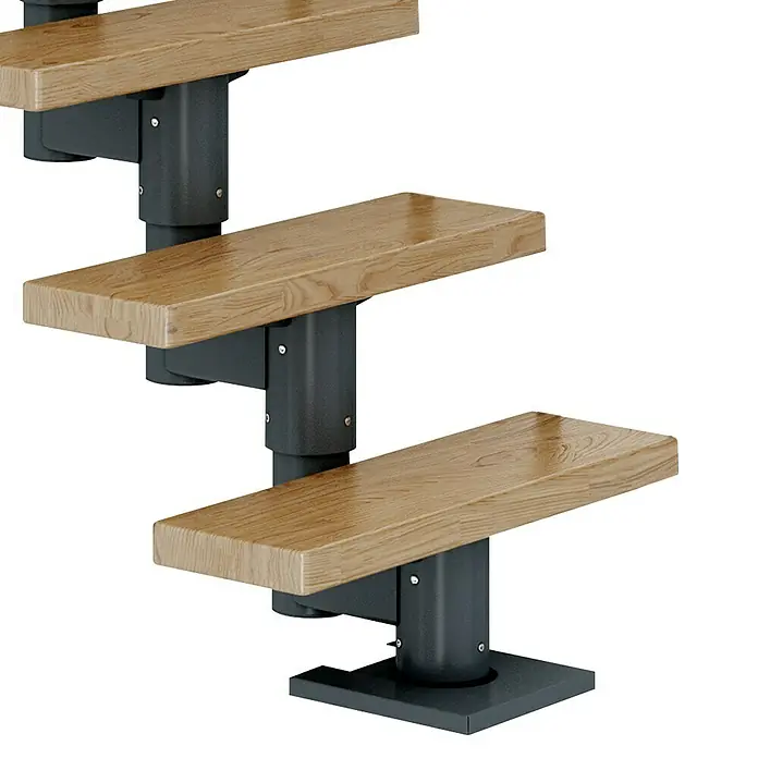 Dolle Mittelholmtreppe Dublin - Breite: 75 cm, Anthrazitgrau, Gerade, Farbe Stufen: Eiche Natur, Geschosshöhe: 278 cm - 337 cm, Einzelstabgeländer - Nahaufnahme einer Treppe mit Holzstufen und grauen Metallstützen vor schwarzem Hintergrund. Die Treppe wirkt modern und minimalistisch.