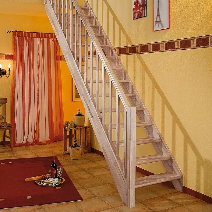 Dolle Raumspartreppe Paris - Breite: 83,5 mm, Buche, Unbehandelt, Geschosshöhe: 280,5 cm, Gerade, Rechteckstäbe Holz, Ohne Setzstufen - Eine offene Treppe aus hellem Holz, die zwei Ebenen verbindet.