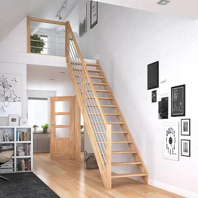 Dolle Raumspartreppe Paris - Breite: 83,5 mm, Buche, Unbehandelt, Geschosshöhe: 280,5 cm, Gerade, Edelstahlstäbe, Ohne Setzstufen - Moderne Treppe aus hellem Holz mit Metallstäben, die zwei Ebenen in einem hellen Wohnraum verbindet.