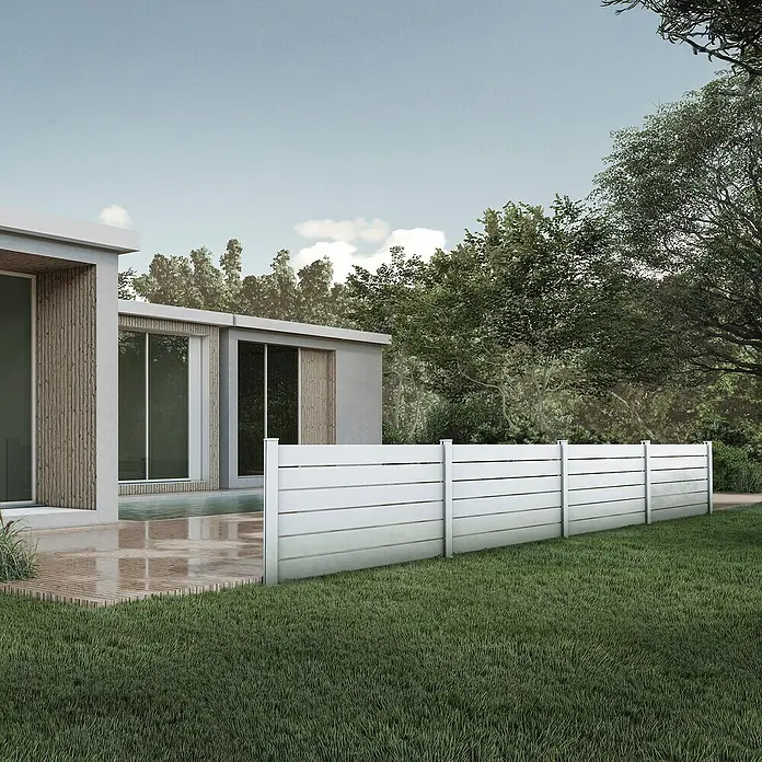 Dioco Valla Smartwall doble - 179 x 200 cm, Blanco, Aluminio - Una valla blanca moderna rodea una elegante casa con grandes ventanales y una terraza de madera adyacente.