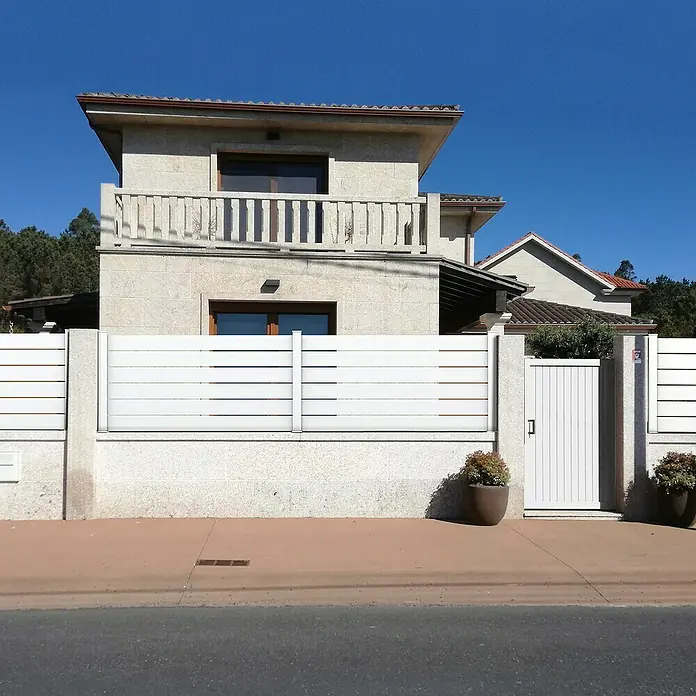 Dioco Valla Smartwall doble - 179 x 200 cm, Blanco, Aluminio - Casa unifamiliar con una valla blanca moderna que delimita la propiedad con estilo y ofrece privacidad. Líneas limpias y diseño minimalista.