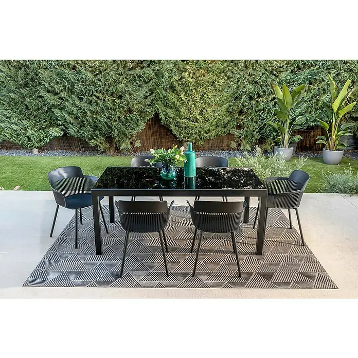 Mesa de jardín extensible Paris - L x An x Al: 180 x 90 x 75 cm, Aluminio/Vidrio, Negro - Elegante juego de comedor exterior con mesa negra y sillas sobre una elegante alfombra geométrica, perfecto para jardín y patio.