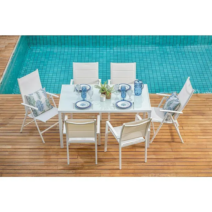 Sunfun Mesa de jardín Petra - L x An x Al: 90 x 90 x 75 cm, Blanco - Una elegante escena al aire libre con una mesa de comedor y seis sillas junto a la piscina, ideal para relajarse y entretenerse.