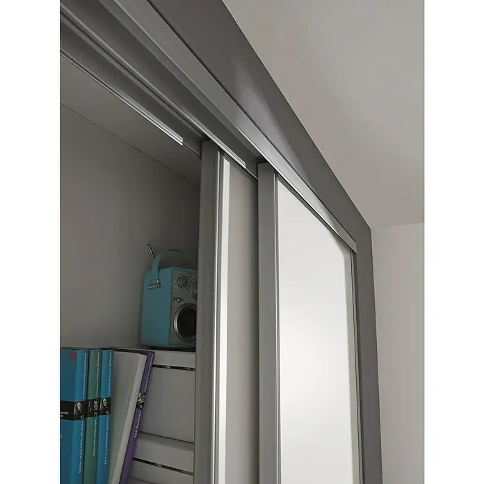 Optimum Schiebetür-Bau-Set - Weiß/Grau, 180 x 250 cm - Nahaufnahme eines Schranks mit Schiebetüren, der Stauraum und ein minimalistisches Design bietet.