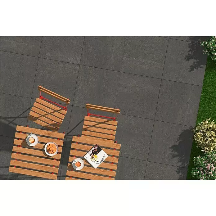 Terrassenfliese Patio - 60 x 60 x 2 cm, Anthrazit, Matt - Dunkelgraue, steinartige Terrassenplatten bilden einen modernen Außenbereich mit Cafétischen und Stühlen, von oben gesehen.