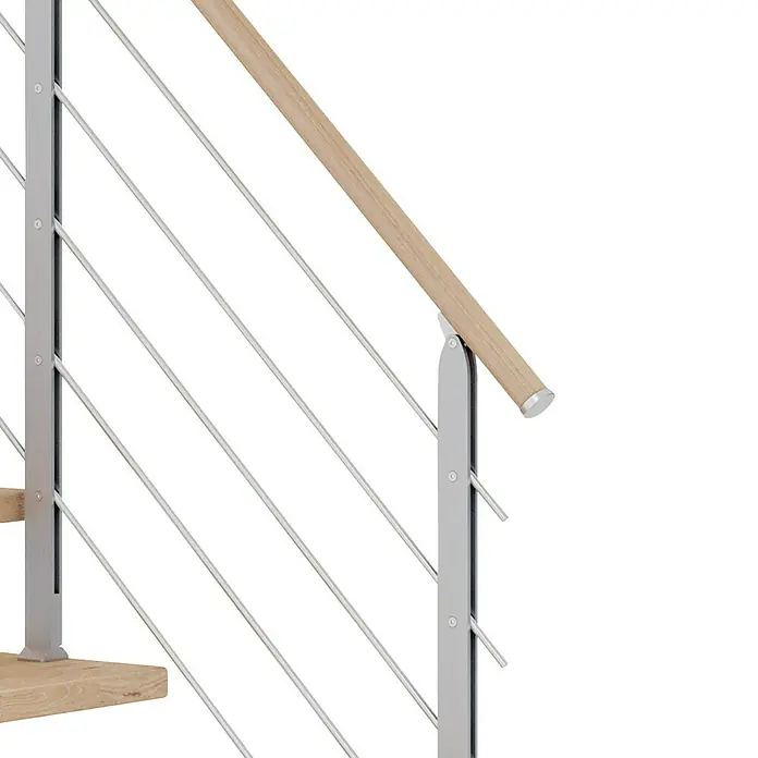 Dolle Mittelholmtreppe HamburgBreite: 75 cm, 1/4-gewendelt, Perlgrau, Farbe Stufen: Eiche Weiß, Geschosshöhe: 278 cm - 322 cm - Nahaufnahme eines Treppengeländers aus Edelstahl mit Holzhandlauf und horizontalen Füllstäben, das modernes Design und Sicherheit vereint.
