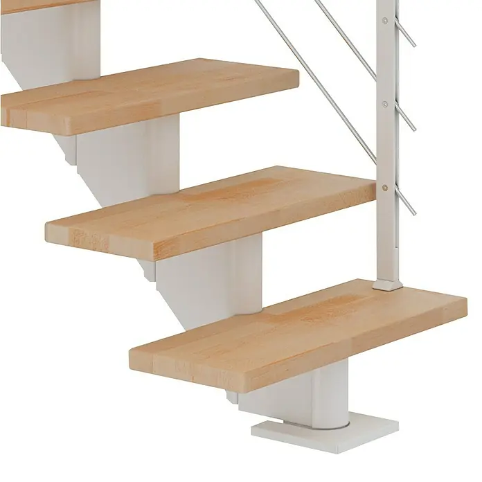 Dolle Mittelholmtreppe HamburgBreite: 75 cm, Gerade, Verkehrsweiß, Farbe Stufen: Buche Natur, Geschosshöhe: 278 cm - 322 cm - Nahaufnahme von Holzstufen mit weißer Halterung und Geländer. Elegantes Treppendesign für moderne Wohnräume.