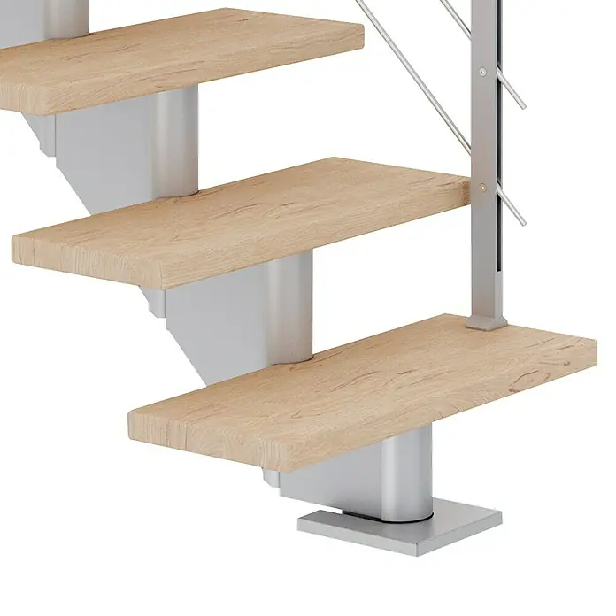 Dolle Mittelholmtreppe HamburgBreite: 85 cm, Gerade, Perlgrau, Farbe Stufen: Eiche Weiß, Geschosshöhe: 259 cm - 301 cm - Nahaufnahme einer modernen Treppe mit Holzstufen und silbernen Geländerpfosten auf schwarzem Hintergrund.