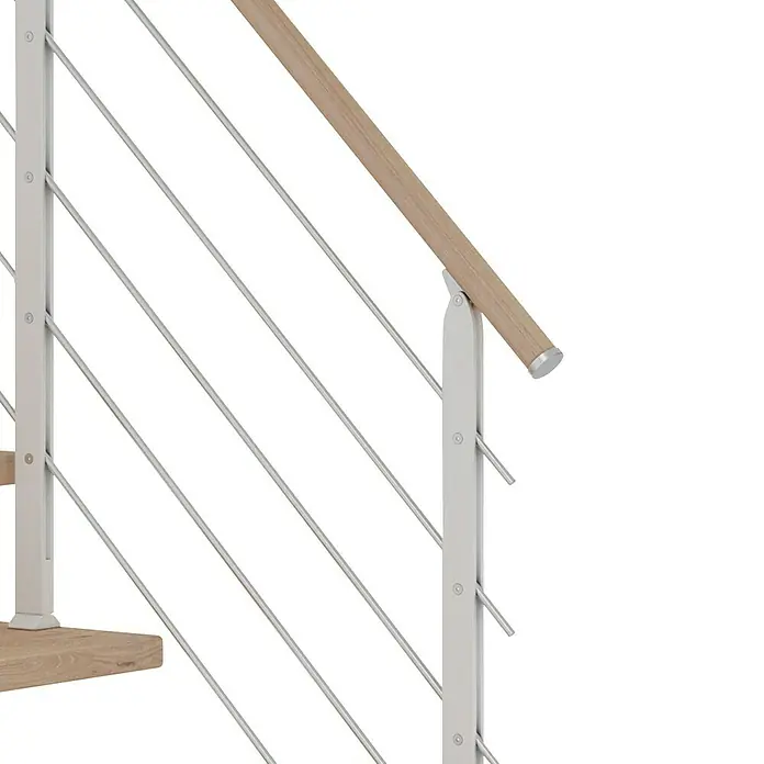 Dolle Mittelholmtreppe Hamburg - Breite: 75 cm, Gerade, Verkehrsweiß, Farbe Stufen: Eiche Weiß, Geschosshöhe: 222 cm - 258 cm - Detailaufnahme eines modernen Treppengeländers mit Holzhandlauf und Edelstahlstreben vor schwarzem Hintergrund.