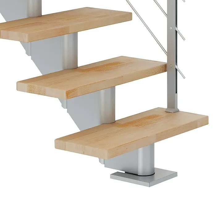 Dolle Mittelholmtreppe HamburgBreite: 85 cm, Gerade, Perlgrau, Farbe Stufen: Buche Natur, Geschosshöhe: 278 cm - 322 cm - Detailaufnahme einer modernen Treppe mit Holzstufen und silbernem Geländer vor schwarzem Hintergrund.