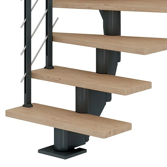 Dolle Mittelholmtreppe HamburgBreite: 85 cm, 1/4-gewendelt, Anthrazitgrau, Farbe Stufen: Eiche Weiß, Geschosshöhe: 222 cm - 258 cm - Detailaufnahme einer modernen Treppe mit Holzstufen und einem eleganten, dunklen Geländer. Die Konstruktion wirkt minimalistisch und stilvoll.