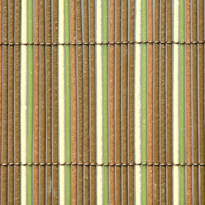 Gardol Balkonsichtschutz Eco - Bunt, Bambus Optik, 300 x 90 cm - Nahaufnahme einer Tischmatte mit bunten, vertikalen Bambusstäben, die mit dünnem Faden zusammengehalten werden.
