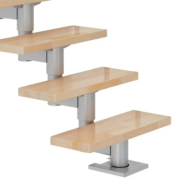 Dolle Mittelholmtreppe Cork - Breite: 75 cm, Perlgrau, Gerade, Farbe Stufen: Buche Natur, Geschosshöhe: 278 cm - 337 cm, Edelstahlgeländer - Diese Aufnahme zeigt eine moderne Treppe mit hellen Holzstufen und silberfarbenen Metallstützen. Das schlichte Design verleiht dem Raum eine elegante Note.
