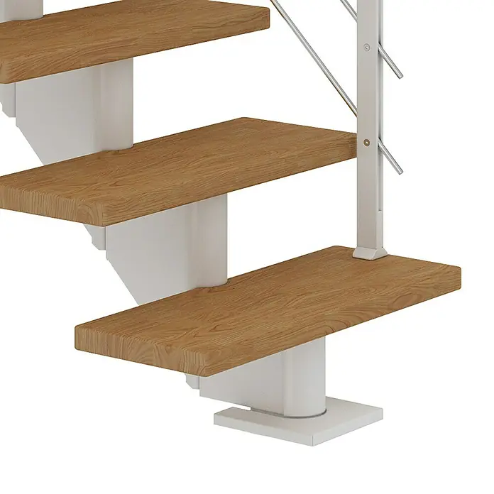 Dolle Mittelholmtreppe Hamburg - Breite: 85 cm, Gerade, Verkehrsweiß, Farbe Stufen: Eiche Natur, Geschosshöhe: 240 cm - 279 cm - Detailaufnahme einer eleganten Treppe mit Holzstufen und weißem Geländer. Modernes Design für stilvolle Innenräume.