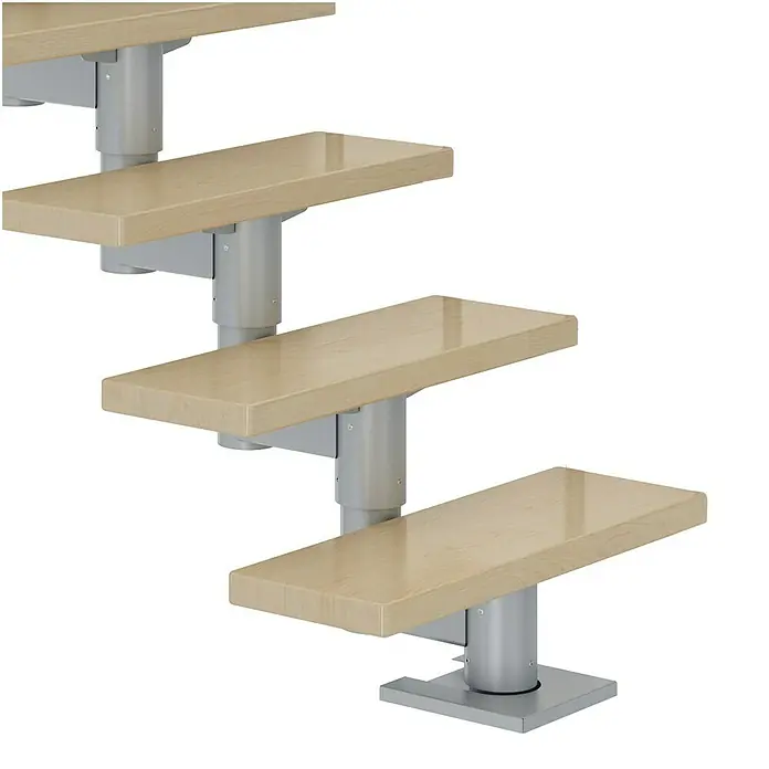Dolle Mittelholmtreppe Cork - Breite: 75 cm, Perlgrau, Gerade, Farbe Stufen: Ahorn Natur, Geschosshöhe: 278 cm - 337 cm, Einzelstabgeländer - Detailaufnahme einer modernen Treppe mit hellen Holzstufen und grauen Metallstützen, die ein minimalistisches Design verkörpern.
