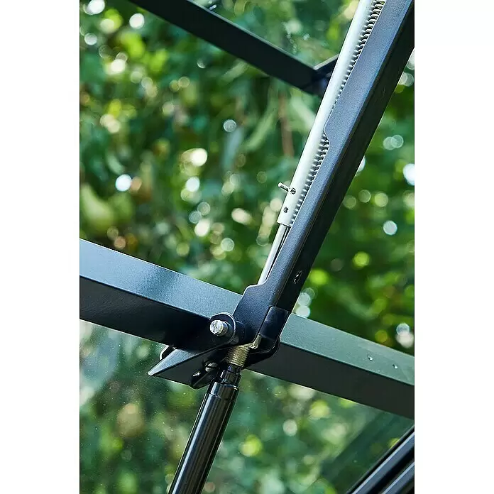 Juliana Fensteröffner Ventomax - Passend für: Juliana & Halls Gewächshäuser - Nahaufnahme eines schwarzen automatischen Gewächshausfensteröffners mit Hydraulikstrebe und Federmechanismus.