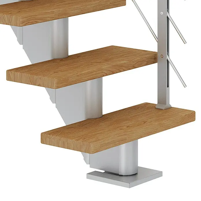 Dolle Mittelholmtreppe FrankfurtBreite: 65 cm, Gerade, Perlgrau, Farbe Stufen: Eiche Natur, Geschosshöhe: 222 cm - 258 cm - Nahaufnahme einer modernen Treppe mit Holzstufen und einem Geländer aus Metall, die eine elegante und minimalistische Ästhetik bietet.
