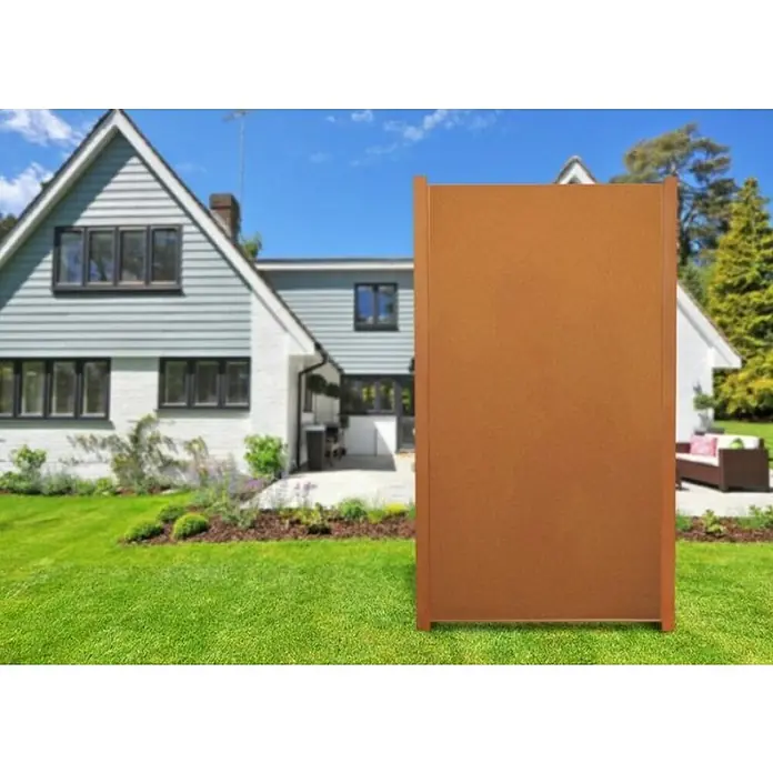 Jabo-Design Sichtschutzelement Set - Ohne Dekor, Edelrost - Das Bild zeigt eine moderne, braune Gartentrennwand, die Privatsphäre bietet und gleichzeitig als dekoratives Element im Garten dient.