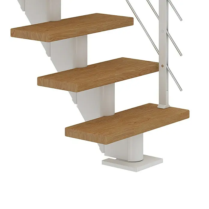 Dolle Mittelholmtreppe FrankfurtBreite: 75 cm, Gerade, Verkehrsweiß, Farbe Stufen: Eiche Natur, Geschosshöhe: 259 cm - 301 cm - Detailansicht einer Treppe mit Holzstufen und weißem Geländer. Die moderne Treppe fügt sich elegant in den Raum ein.