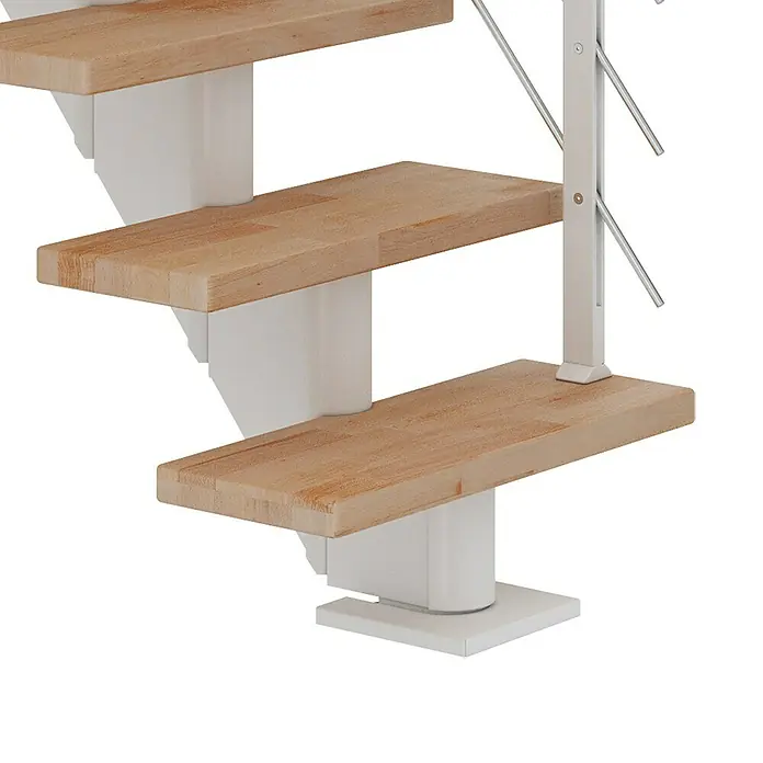Dolle Mittelholmtreppe Frankfurt - Breite: 75 cm, Gerade, Verkehrsweiß, Farbe Stufen: Buche Natur, Geschosshöhe: 222 cm - 258 cm - Nahaufnahme einer modernen Treppe mit Holzstufen und weißem Geländer. Ideal für stilvolle Innenräume.
