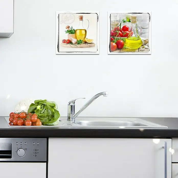 ProArt Kitchen Glasbild - Hot & Spicy III, B x H: 20 x 20 cm - Küchenstillleben mit frischen Zutaten, darunter Tomaten, Salat und Blumenkohl, vor zwei Bildern mit Ölflaschen und weiteren Zutaten.