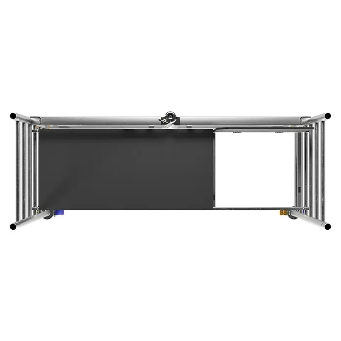 Krause ProTec XS KlappgerüstArbeitshöhe: 2,9 m, Bühnengröße: 2 x 0,6 m, Belastbarkeit: 200 kg/m² - Detailaufnahme eines Rollgerüsts mit einer schwarzen Arbeitsfläche und einem offenen Bereich, die auf einem stabilen, silberfarbenen Rahmen montiert sind.