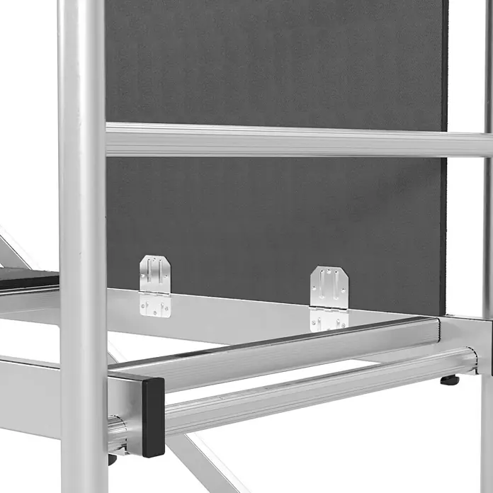 Krause ClimTec Rollgerüst - Arbeitshöhe: 3 m - Detailansicht eines silberfarbenen Bühnenrahmens mit schwarzer Akustikplatte. Stabile Konstruktion für professionelle Bühnentechnik.