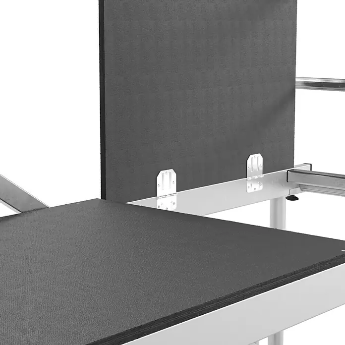 Krause ClimTec Rollgerüst - Arbeitshöhe: 3 m - Detailaufnahme einer Bühnenkonstruktion mit grauer Oberfläche und silbernen Halterungen. Ideal für Veranstaltungen.