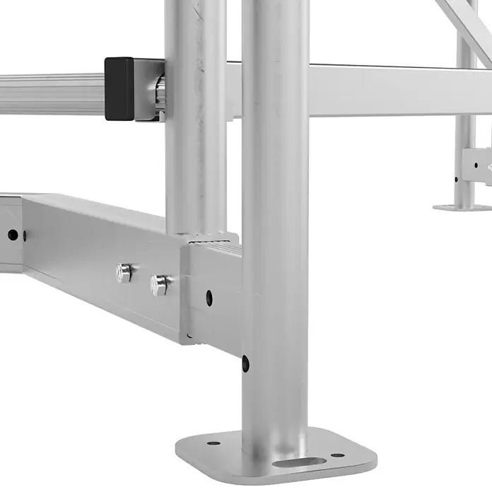 Krause ClimTec Rollgerüst - Arbeitshöhe: 3 m - Nahaufnahme von silbernen Metallstützen. Diese stabilen Strukturen bieten zuverlässigen Halt und moderne Ästhetik in industriellen Umgebungen.