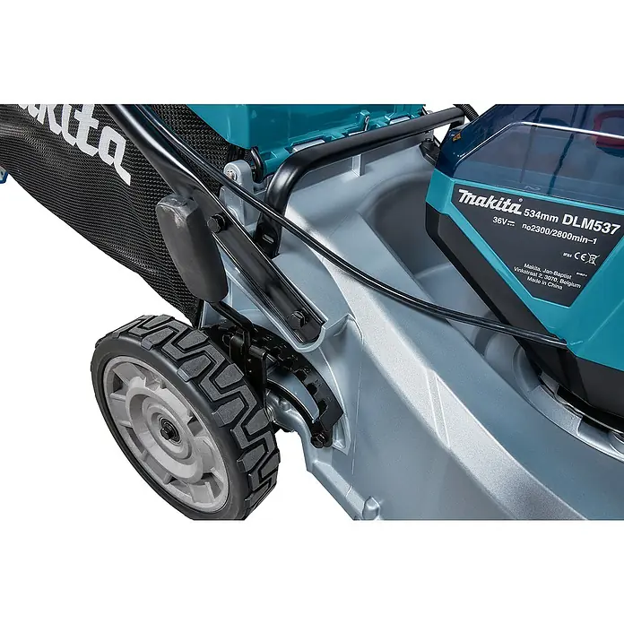 Makita LXT 18V Akku-Rasenmäher DLM537Z - 36 V, Ohne Akku, Schnittbreite: 53 cm - Nahaufnahme eines Makita DLM537 Akku-Rasenmähers, der Details wie Rad, Höhenverstellung und Akku zeigt.