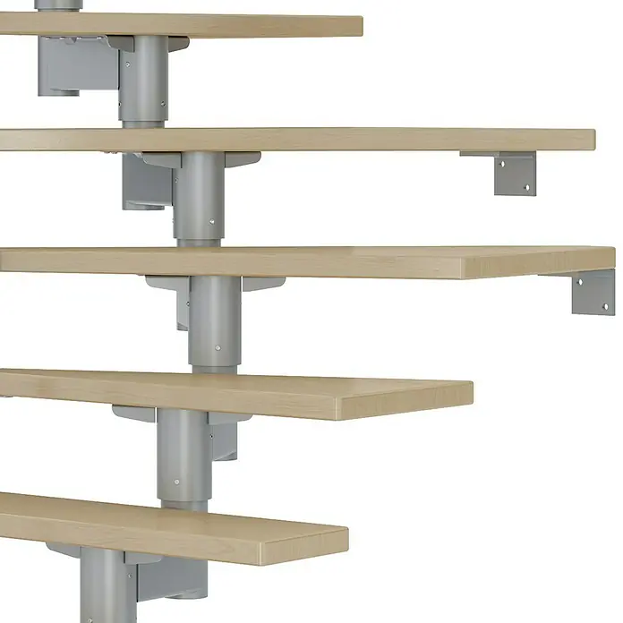 Dolle Mittelholmtreppe Cork - Breite: 75 cm, Perlgrau, 1/2-gewendelt, Farbe Stufen: Ahorn Natur, Geschosshöhe: 240 cm - 292 cm, Einzelstabgeländer - Nahaufnahme einer Treppe mit hellen Holzstufen und grauem Metallgeländer, die modernes Design und Funktionalität vereint.