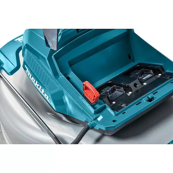 Makita LXT 18V Akku-Rasenmäher DLM463PG4 - 36 V, 4 Akkus, 6 Ah, Schnittbreite: 46 cm - Offenes türkis-farbenes Makita Akkufach mit rotem Sicherheitsschlüssel und schwarzen Anschlüssen, bereit für Akkueinsatz.
