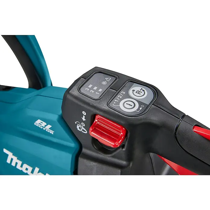 Makita XGT 40V max. Akku-Heckenschere UH005GZ - 40 V, Li-Ionen, Ohne Akku, Schnittlänge: 75 cm - Detailaufnahme der Bedienelemente einer Makita Akku-Heckenschere mit rotem Sicherheitsschalter und verschiedenen Funktionsknöpfen.