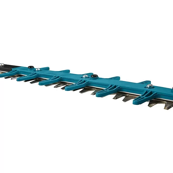 Makita XGT 40V max. Akku-Heckenschere UH005GZ - 40 V, Li-Ionen, Ohne Akku, Schnittlänge: 75 cm - Nahaufnahme einer Heckenscherenklinge mit scharfen Metallzähnen, geschützt durch eine türkisfarbene Kunststoffabdeckung und mit Befestigungselementen.