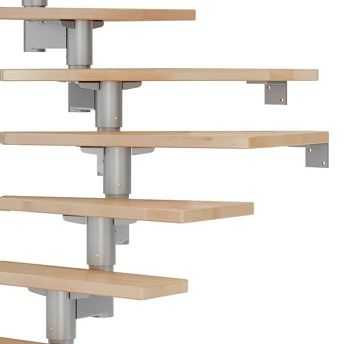 Dolle Mittelholmtreppe Cork - Breite: 75 cm, Perlgrau, 1/4-gewendelt, Farbe Stufen: Buche Natur, Geschosshöhe: 259 cm - 315 cm, Einzelstabgeländer - Nahaufnahme einer modernen Spindeltreppe mit hellen Holzstufen und grauem Metallgeländer.