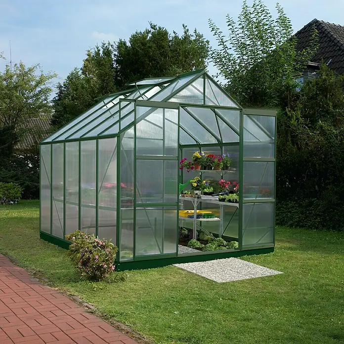 Vitavia Gewächshaus Mars 8300 Plus - Außenmaß inkl. Dachüberstand (B x T): 257 x 321 cm, 4 mm, Smaragd - Ein geräumiges Gewächshaus mit Pflanzenregalen und geöffneter Tür in einem grünen Garten.