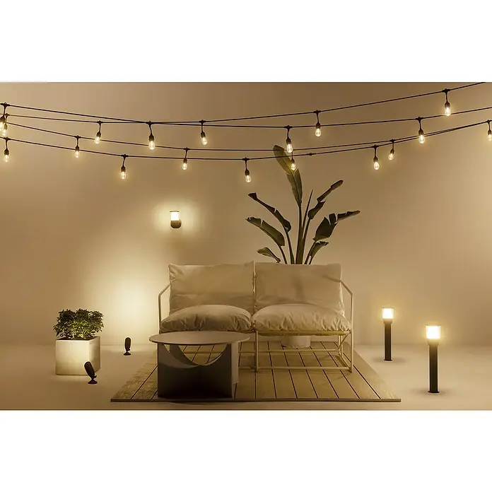 WiZ Außensockelleuchte Elpas Erweiterung - 4 W, RGBW, 10,85 x 10,85 x 51,8 cm, Mit Leuchtmittel - Gemütlicher Außenbereich mit Lichterketten, Gartenmöbeln und Pflanzen, die eine entspannende Atmosphäre schaffen. Die Beleuchtung sorgt für eine warme Stimmung.