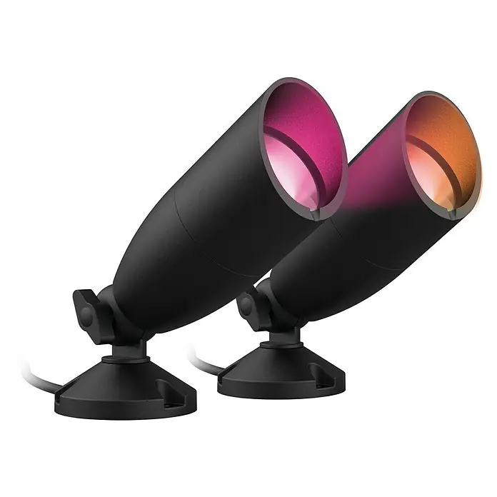 Philips Wiz LED-Gartenstrahler Starterset - IP65, LED, 2 Stk. - Zwei schwarze Gartenstrahler mit farbigen Lichtern (Pink und Orange) auf schwarzem Hintergrund. Sie bieten stimmungsvolle Beleuchtung.