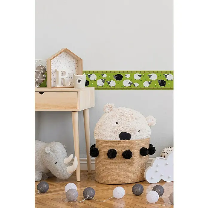 A.S. Création Lovely Kids Tapetenborte - Kunststoff, Schafe - Dekorative Kinderecke mit einem Bären-Aufbewahrungskorb, einer Lichterkette und einem Holztisch mit Accessoires.