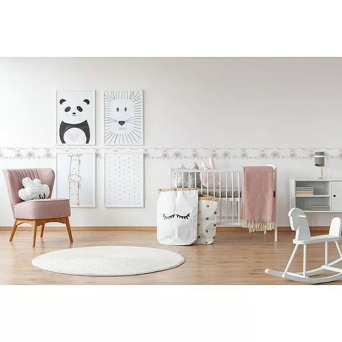 A.S. Création Only Borders 11 Tapetenborte Elefanten - Kunststoff, Rosa/Grau - Gemütliches Babyzimmer mit weißem Kinderbett, rosa Sessel, Tierbildern, rundem Teppich und weißem Schaukelpferd.