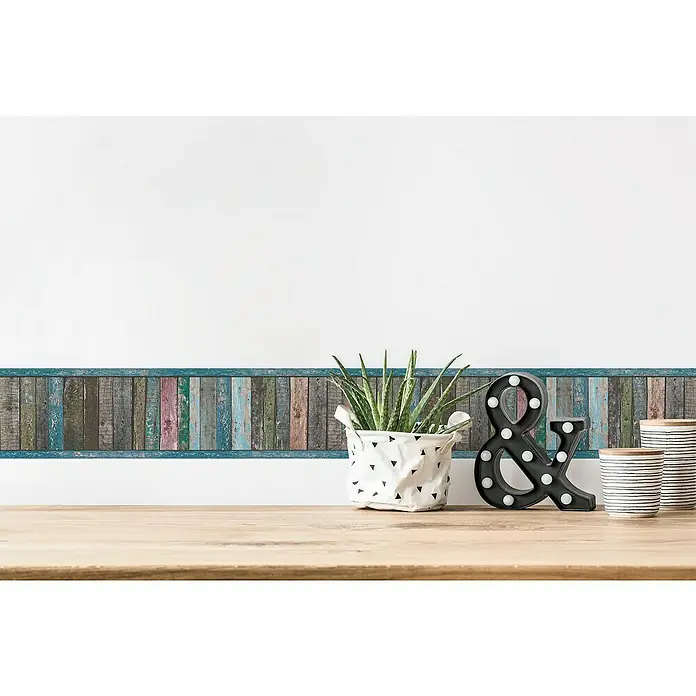 A.S. Création Only Borders 11 Tapetenborte Bretter - Kunststoff, Braun/Blau - Wandbordüre im Holzdesign mit einer Pflanze und einer Deko-Leuchte.