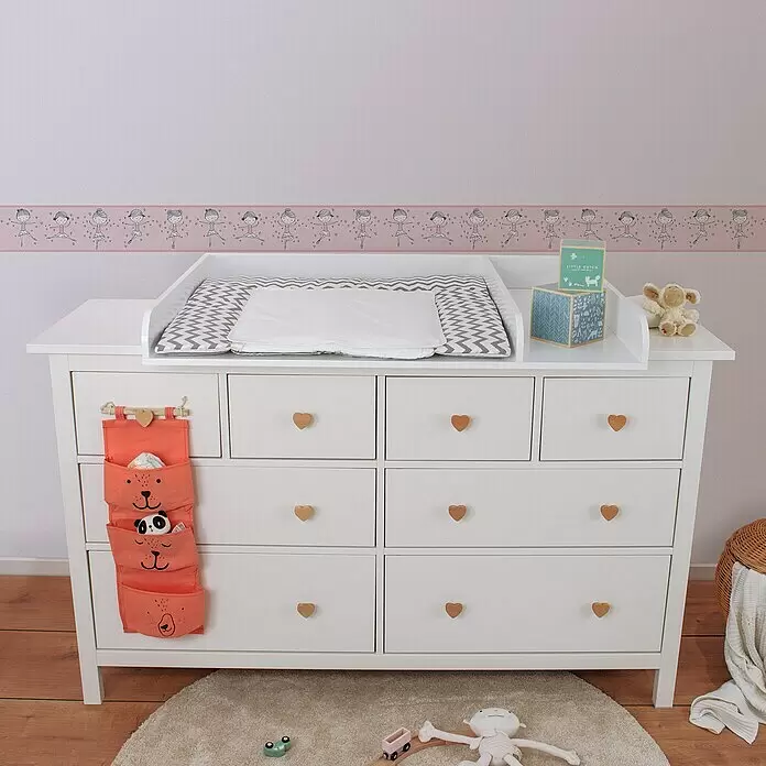 A.S. Création Only Borders 11 Tapetenborte - Kunststoff, Ballerina - Weißer Wickeltisch mit herzförmigen Holzknöpfen im Babyzimmer, mit Wickelauflage und Hängeorganizer.