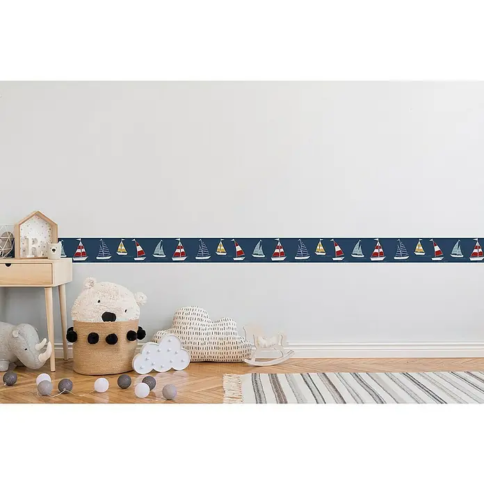 A.S. Création Lovely Kids Tapetenborte - Kunststoff, Segelschiffe - Kinderzimmer mit einer Bordüre mit Segelboot-Motiv, die eine maritime und verspielte Atmosphäre schafft. Dekorative Elemente ergänzen das freundliche Ambiente.