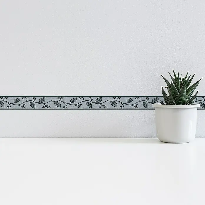 A.S. Création Only Borders 11 Tapetenborte Ranke - Kunststoff, Grau - Zimmerdekor mit dunkelblauem Bordürenmuster mit Blattdesign und sukkulenter Zimmerpflanze in einem schlichten weißen Topf.