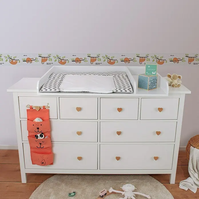 A.S. Création Lovely Kids TapetenborteFaultier, Selbstklebefolie - Kinderzimmerkommode in Weiß mit Herzgriffen und Wickelauflage mit Faultierbordüre für ein stilvolles und praktisches Ambiente.
