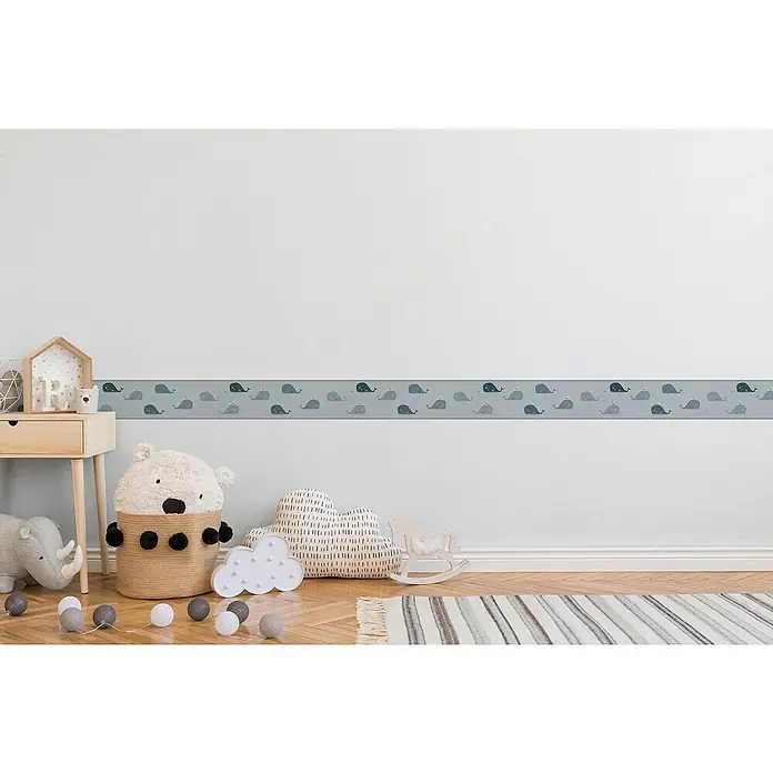 A.S. Création Lovely Kids Tapetenborte - Kunststoff, Wale - Ein Kinderzimmer mit einer Bordüre mit Walmotiven an der Wand, die dem Raum eine maritime Note verleiht.
