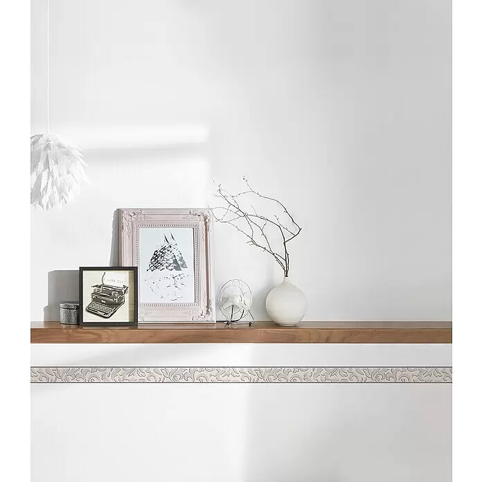 A.S. Création Only Borders 11 Tapetenborte Ornament - Kunststoff, Weiß - Eine beigefarbene Tapetenborte mit grauen Rankenmustern auf einer weißen Wand unter einem Holzregal.
